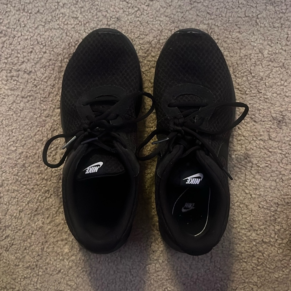 Unisex black Nikes (men’s 10)
